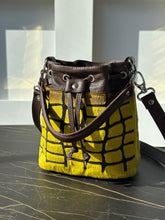Carica l'immagine nel visualizzatore di Gallery, Bucket Bag - Small