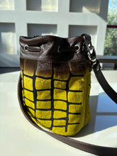 Carica l'immagine nel visualizzatore di Gallery, Bucket Bag - Small
