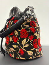 Carica l'immagine nel visualizzatore di Gallery, Bucket Bag - Small