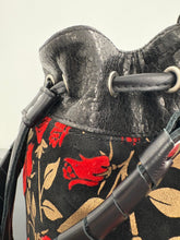 Carica l'immagine nel visualizzatore di Gallery, Bucket Bag - Small