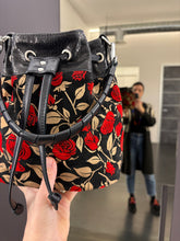 Carica l'immagine nel visualizzatore di Gallery, Bucket Bag - Small