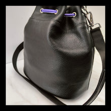 Carica l'immagine nel visualizzatore di Gallery, Bucket Bag - Large