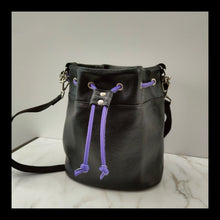 Carica l'immagine nel visualizzatore di Gallery, Bucket Bag - Large