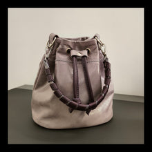 Carica l'immagine nel visualizzatore di Gallery, Bucket Bag - Small