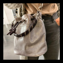 Carica l'immagine nel visualizzatore di Gallery, Bucket Bag - Small