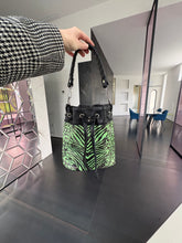 Carica l&#39;immagine nel visualizzatore di Gallery, Bucket Bag - Small

