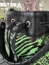 Carica l&#39;immagine nel visualizzatore di Gallery, Bucket Bag - Small
