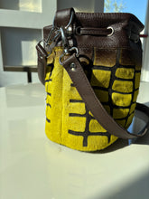 Carica l&#39;immagine nel visualizzatore di Gallery, Bucket Bag - Small
