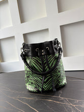 Carica l&#39;immagine nel visualizzatore di Gallery, Bucket Bag - Small
