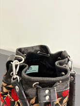 Carica l&#39;immagine nel visualizzatore di Gallery, Bucket Bag - Small
