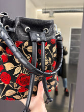 Carica l&#39;immagine nel visualizzatore di Gallery, Bucket Bag - Small
