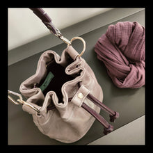 Carica l&#39;immagine nel visualizzatore di Gallery, Bucket Bag - Small
